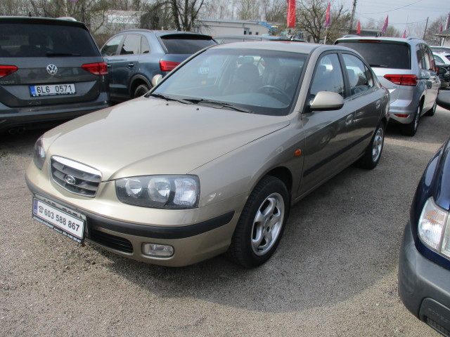 Hyundai Elantra 2,0/16V garážované super stav