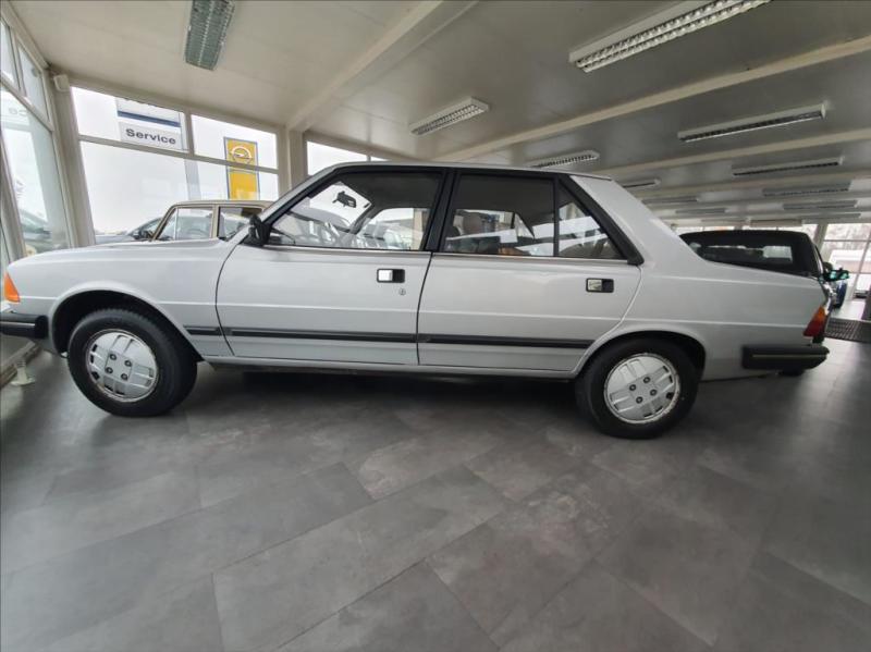 Peugeot 305