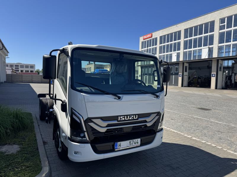 Isuzu M30