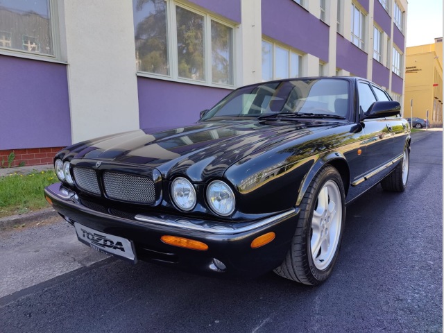 Jaguar XJR