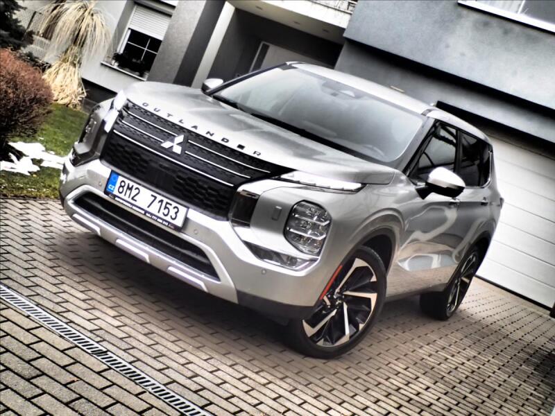 Mitsubishi Outlander 2,4 7míst, intense - fotka 1 z 70