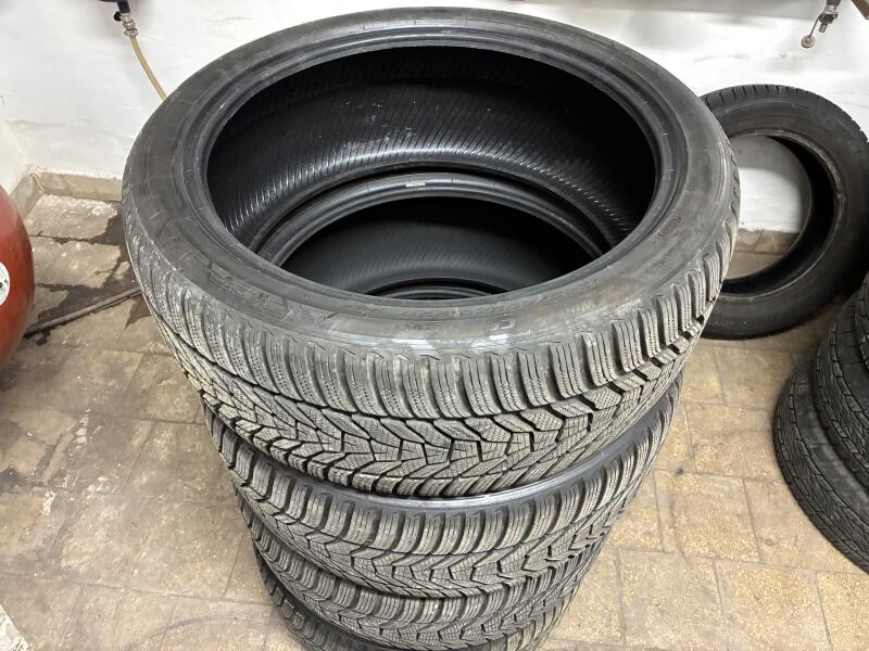 Zimn� pneu 245/40 R20 99W EV