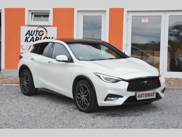 Mercedes-Benz GLA Infiniti Q30 2.2d 4x4 Premium