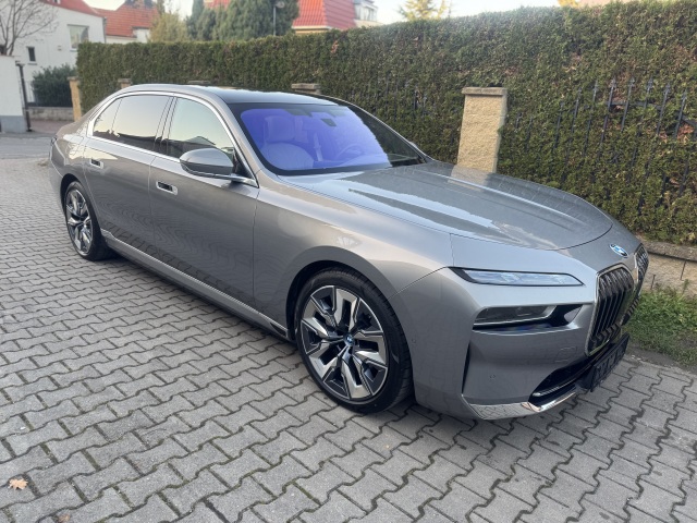 BMW i7