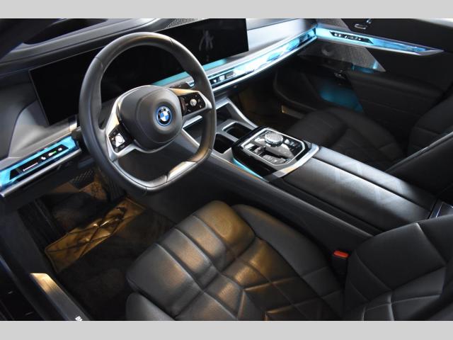 Foto: Der neue BMW i7 xDrive60, Cockpit, neues Lenkrad mit