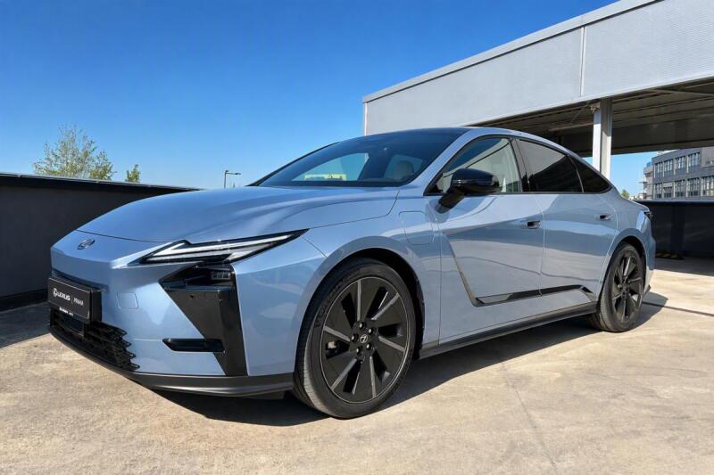 Lexus ES500e