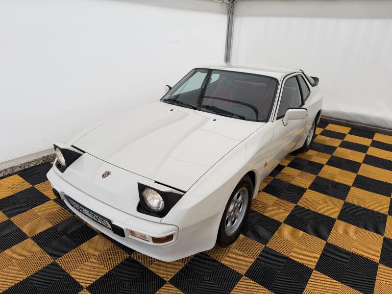 Porsche 944