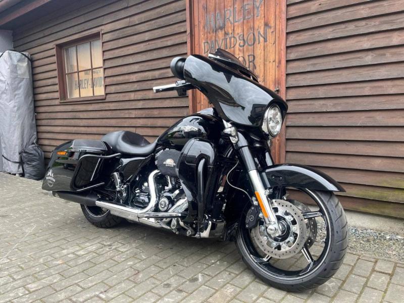 Harley-Davidson FLHXSE CVO Street Glide