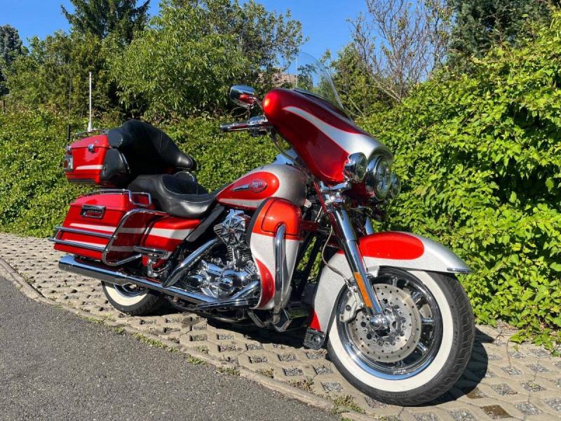 Harley-Davidson FLHTCUSE Screamin Eagle Ultra Classic Electra Glide