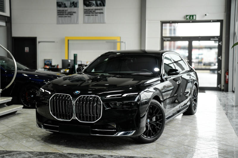 BMW i7