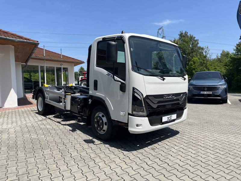 Isuzu M30