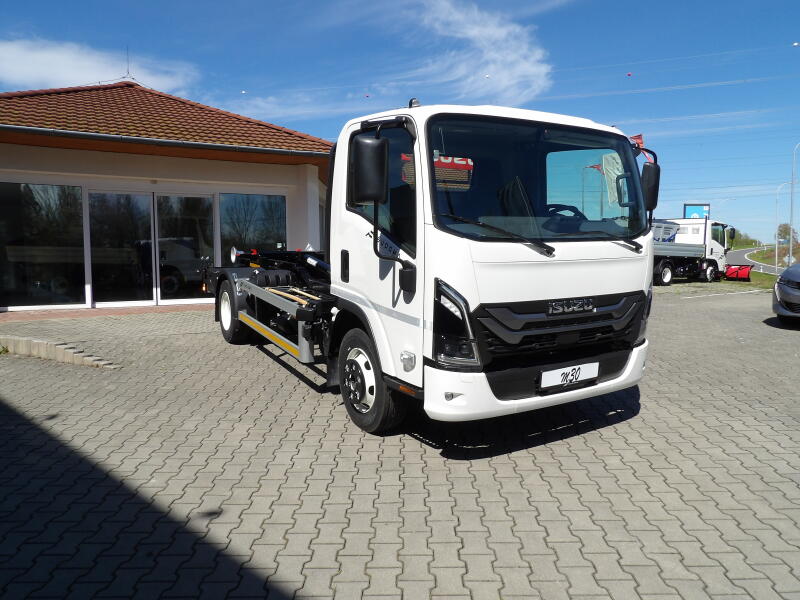 Isuzu M30