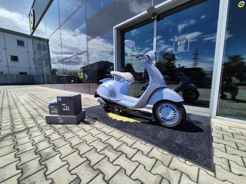 Vespa 946