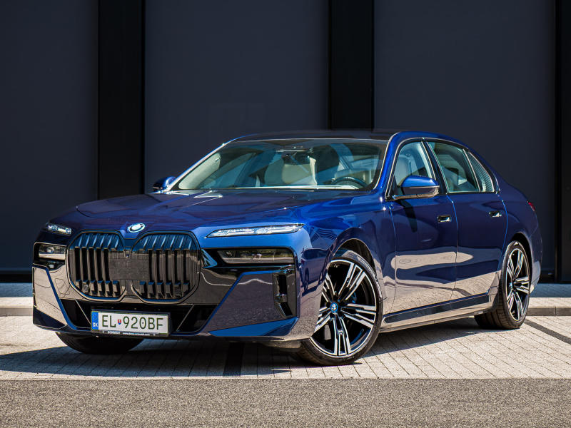 BMW i7