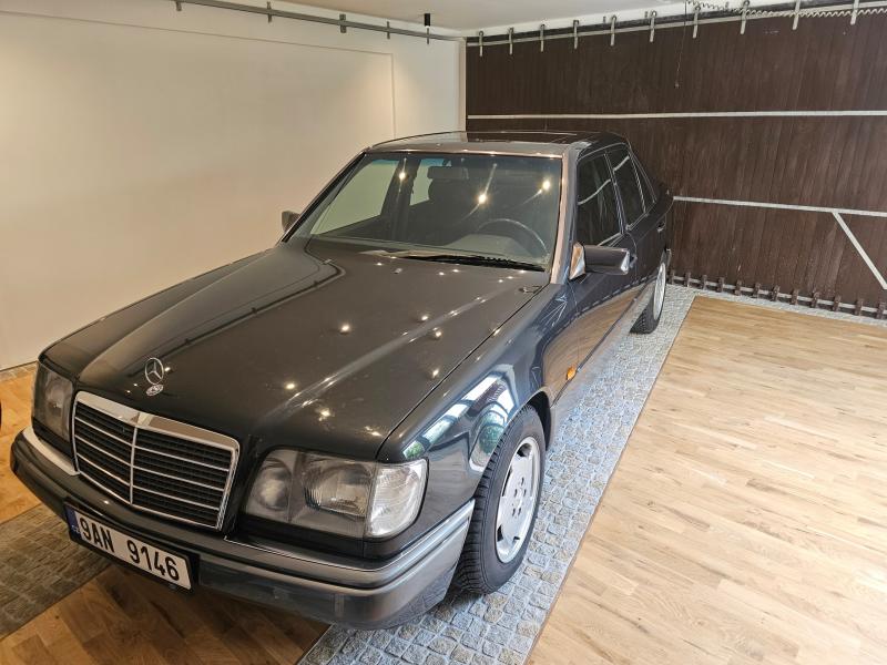 Mercedes-Benz 124