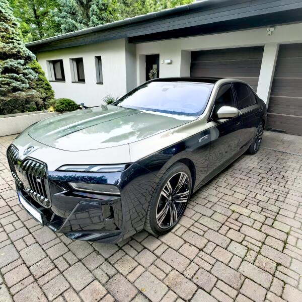 BMW i7