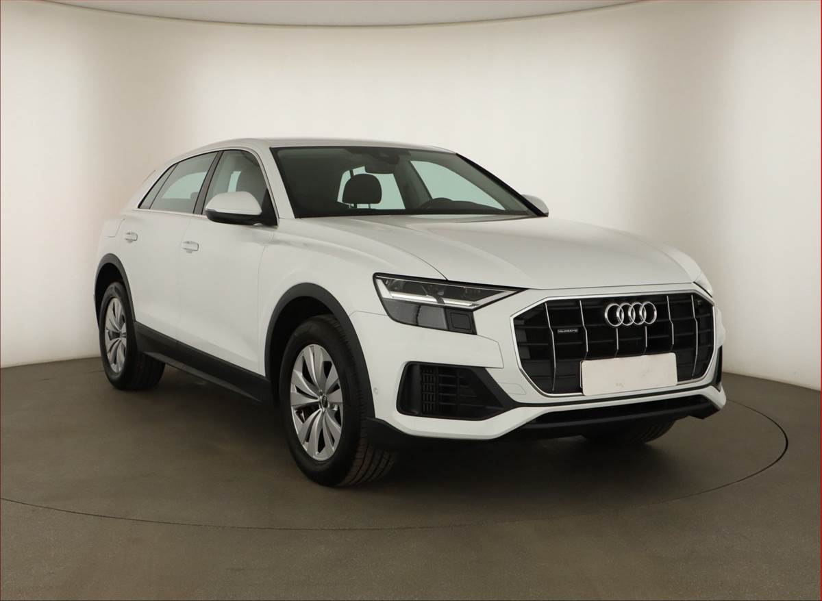Audi Q8 55 TFSI, Výhřev, Kamera