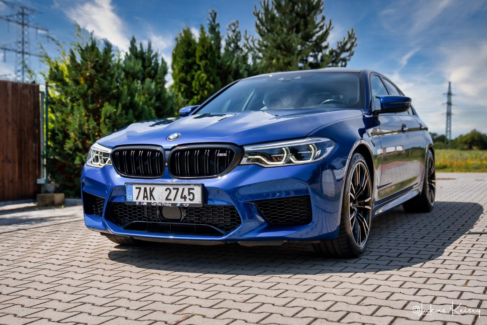 BMW M5 původ ČR, B&W, Marina Bay Blue