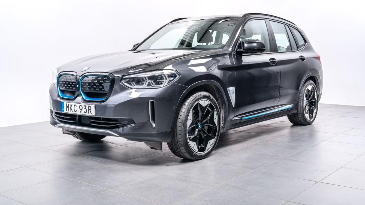 BMW iX3 SoH 96% HuD 360k Tažné Pano.