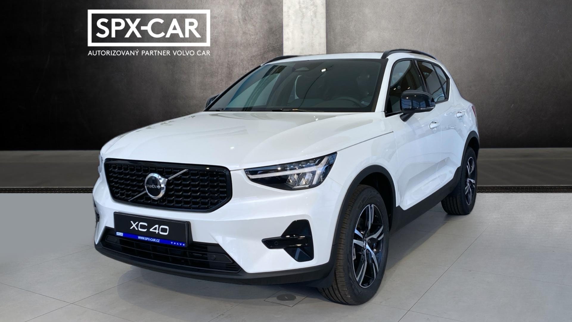 Volvo XC40 PLUS DARK, B3 FWD, 120+10 kW /